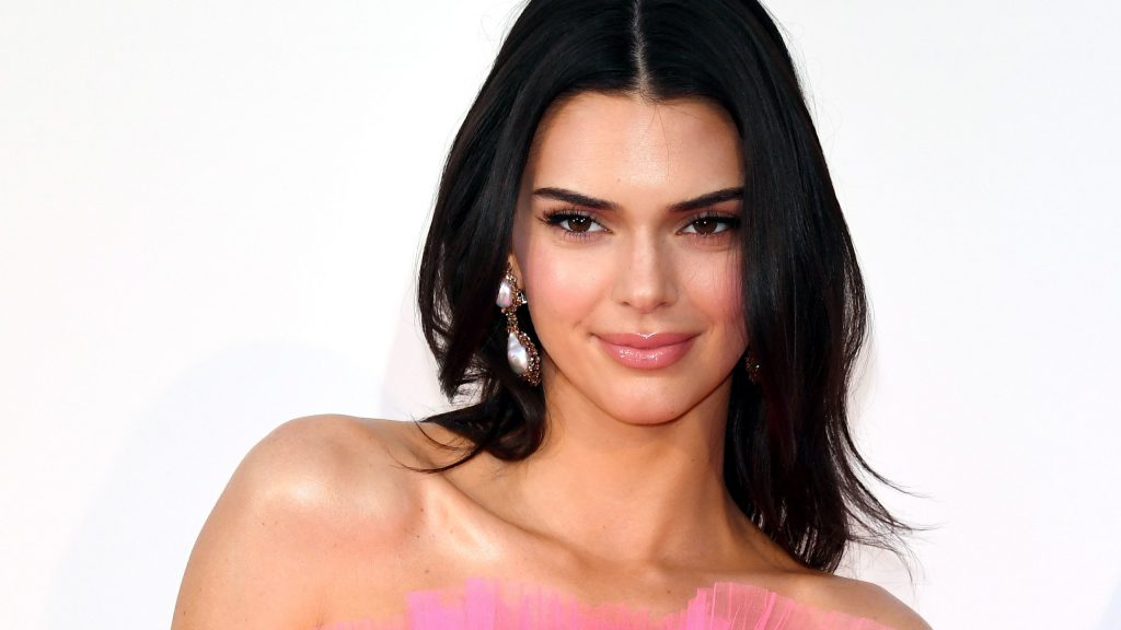 Kendall Jenner celebrated a bootylicious #DenimDay with 