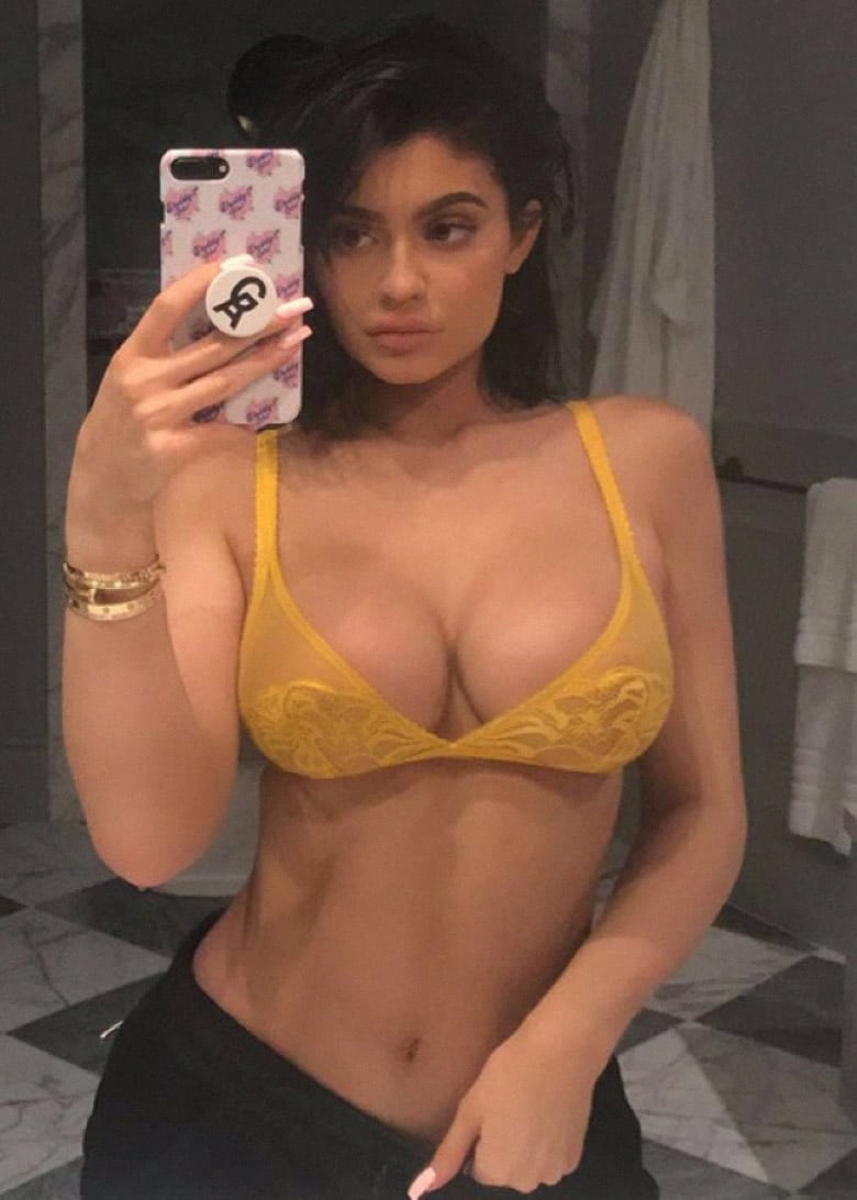 Kylie Jenner Sexy Tit Pics.