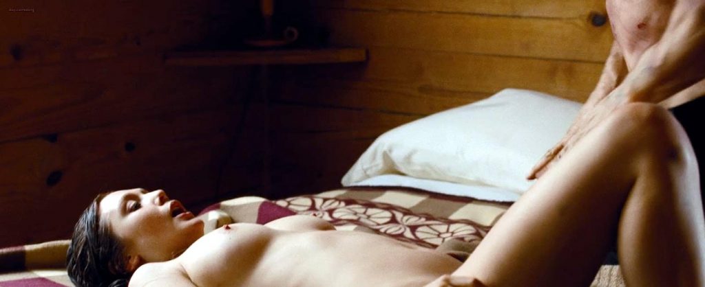 Elizabeth Olsen Nude Photos.