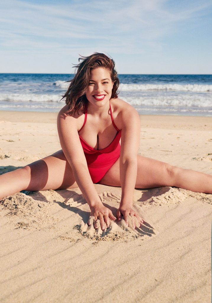 ashley-graham-beach-1559811097