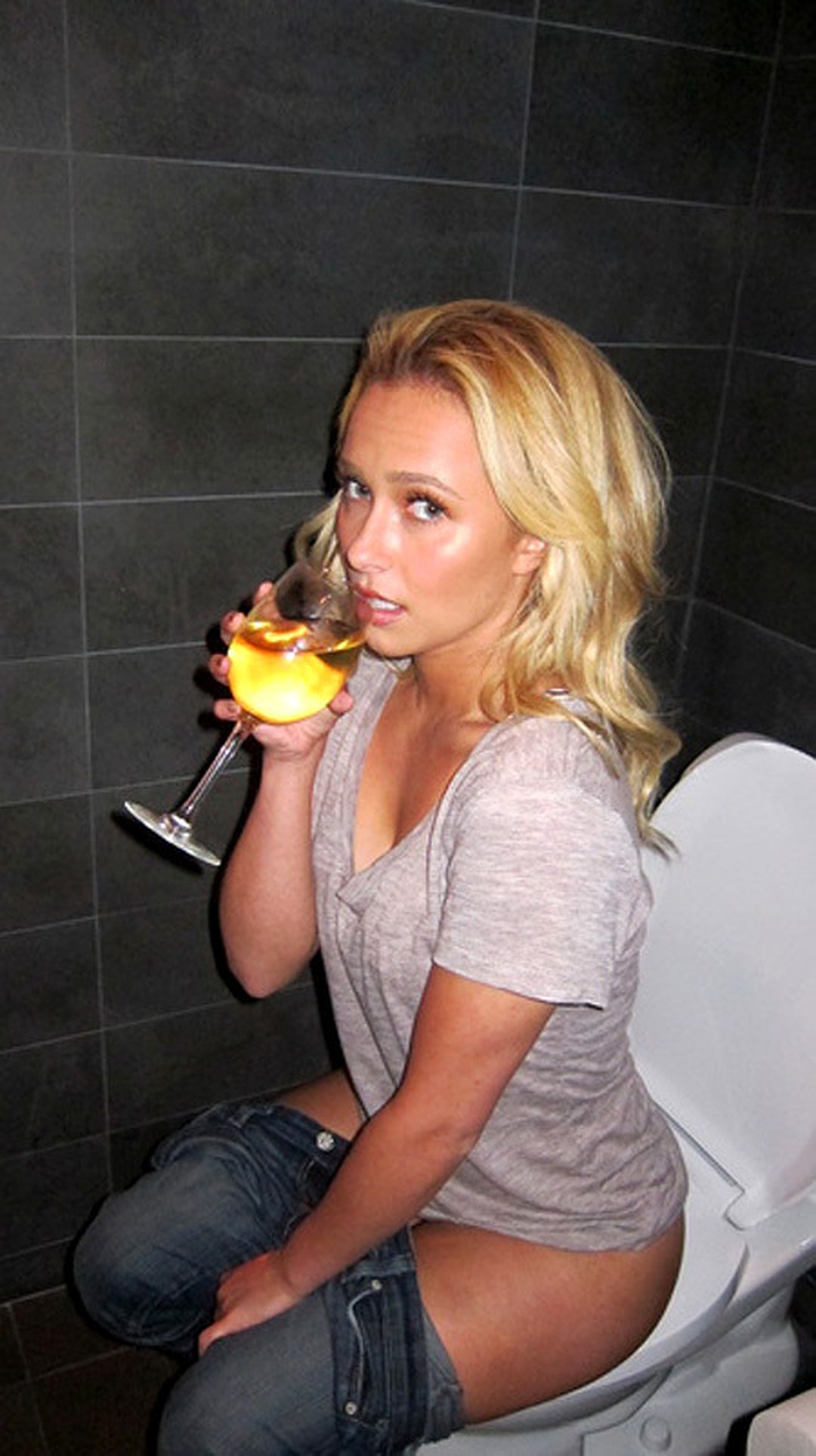 Hayden Panettiere Sexy Fappening Pics.