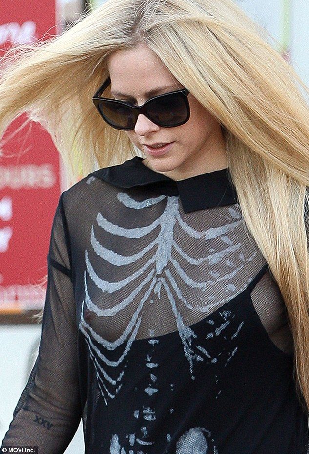 Avril Lavigne Nipple Slip Pics