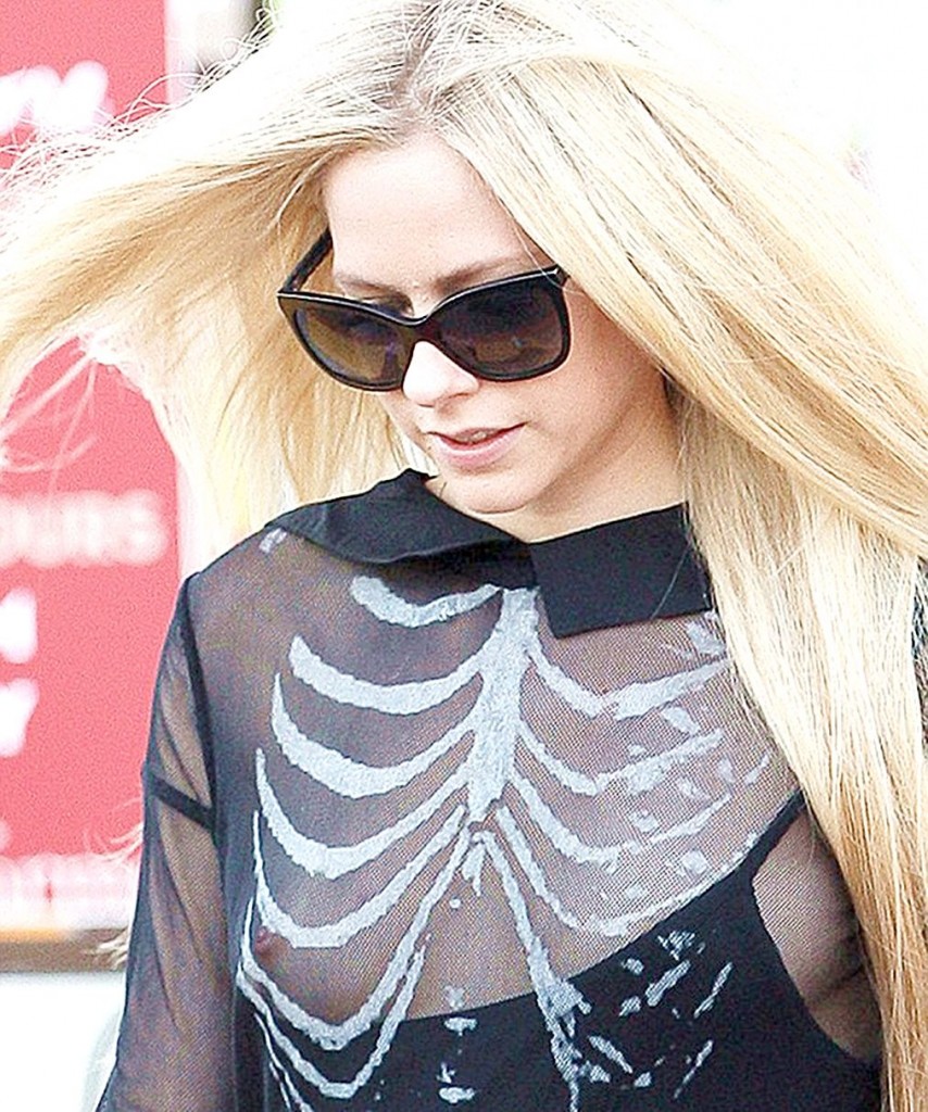 Avril Lavigne Nipple Slip Pics