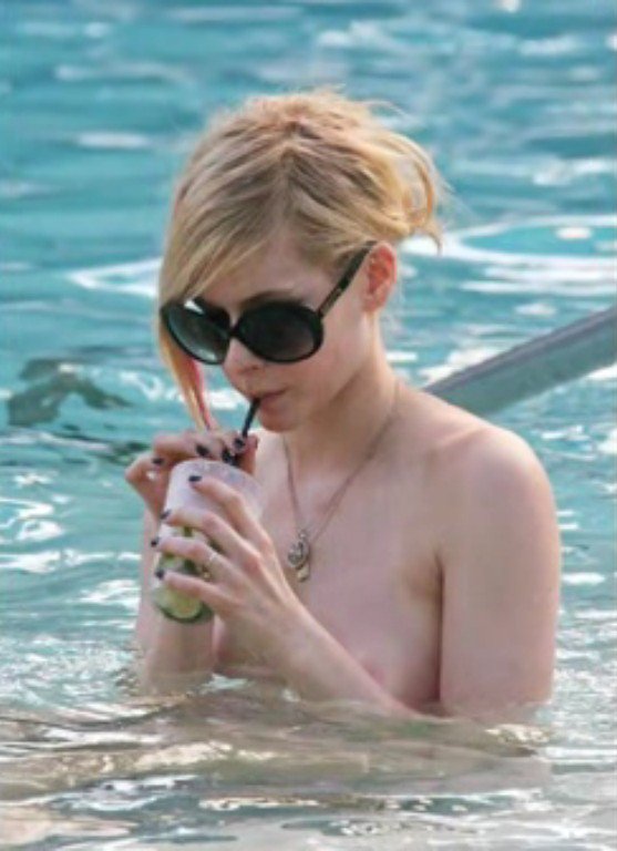 Avril Lavigne Nude Beach Photos